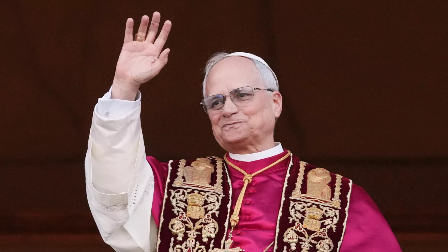 Nuevo Papa saludando a los feligreses